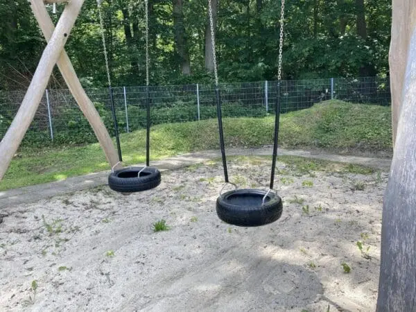 Dobbelt gyngestativ med 1 fugleredekurv 2 dækgynge - Image 3