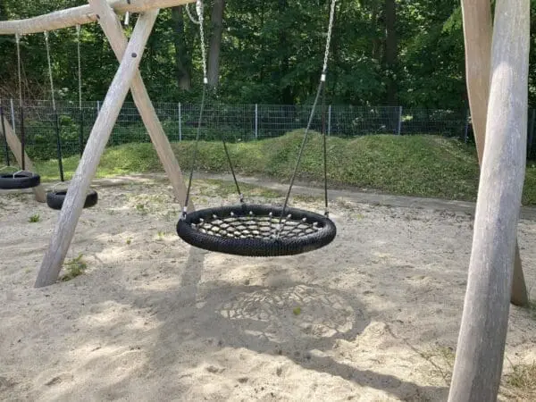 Dobbelt gyngestativ med 1 fugleredekurv 2 dækgynge - Image 4
