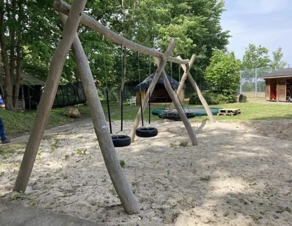 Dobbelt gyngestativ med 1 fugleredekurv 2 dækgynge - Image 5
