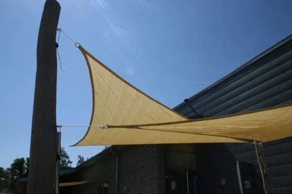 Hdpe trekantet sejl 3x3x3 m - camel inkl. beslag