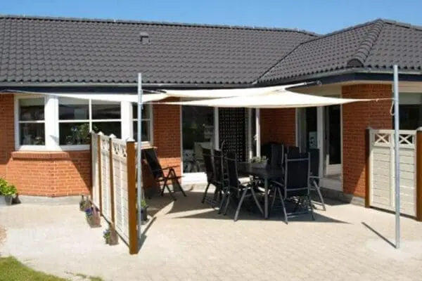 Pe trekantet sejl 4x4x4 m - offwhite inkl. beslag