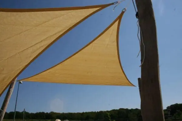 Hdpe trekantet sejl 4,2x4,2x4,2 m - camel m.beslag