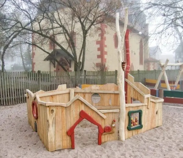 de smås larveslot i sandet - Image 2