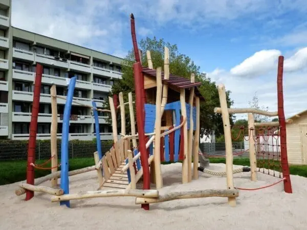 rød og blå klatrehave - Image 2