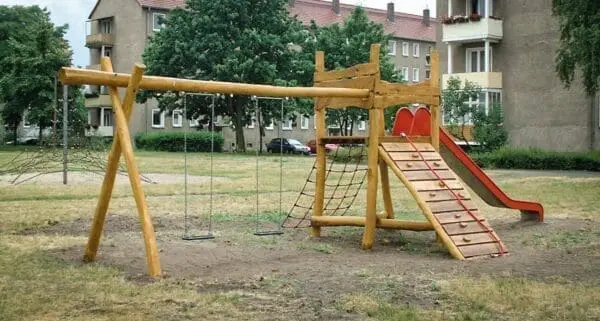 åbent rutschetårn med klatrenet og gynger - Image 3