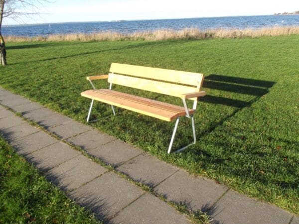 Plankebænk med ryg og armlæn i nordlandsfyr - Image 2