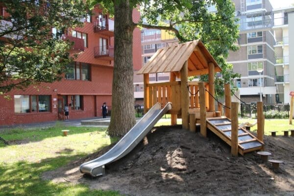 Hus på høj med rutschebane - Image 2
